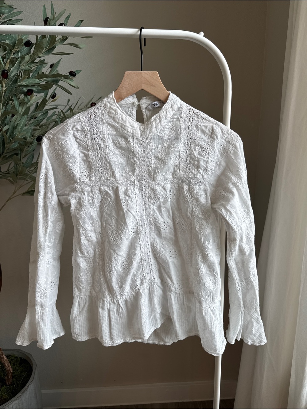 Zara Eyelet Top White Embroidered Long Sleeve Size XS